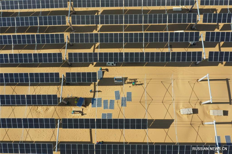 В пустыне Кубуци АР Внутренняя Монголия интенсивно идет строительство солнечной электростанции