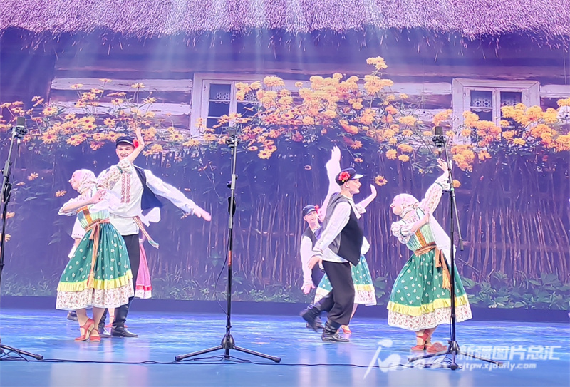 Российский ансамбль выступил на Синьцзянском международном танцевальном фестивале