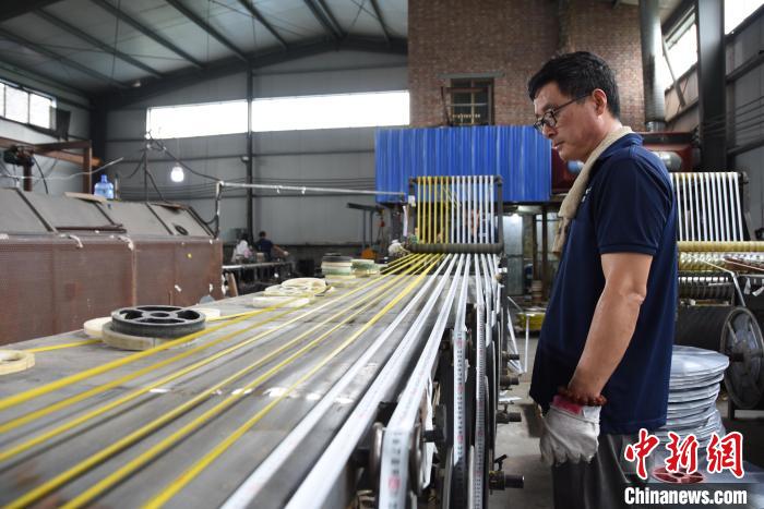 Китайский уезд Юйчэн ежегодно производит 1,5 млрд измерительных рулеток
