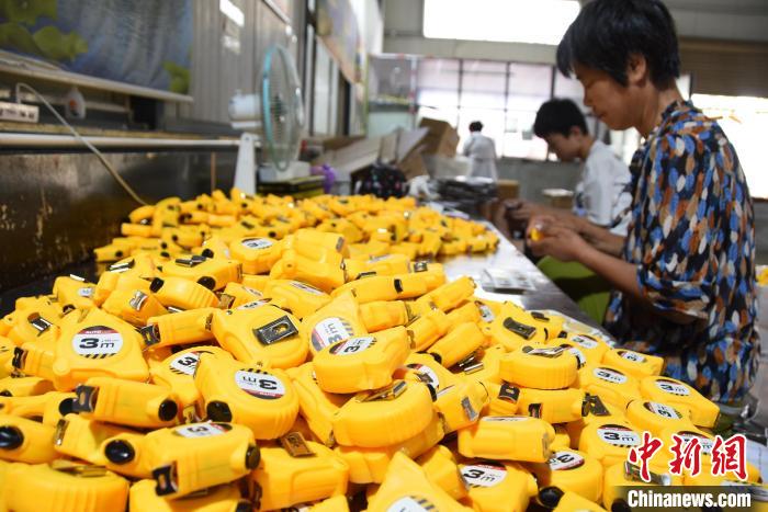 Китайский уезд Юйчэн ежегодно производит 1,5 млрд измерительных рулеток