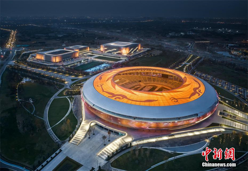 Аэрофотоснимки крыши с изображением «Птицы золотого солнца» основного спортивного стадиона летней Универсиады в Чэнду