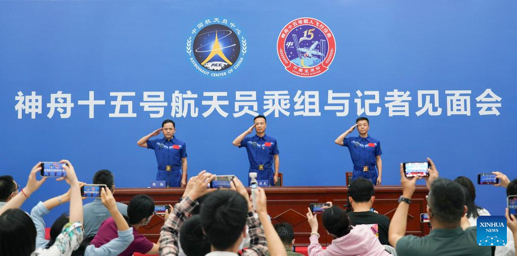 Члены экипажа космического корабля "Шэньчжоу-15" встретились с прессой впервые после возвращения на Землю