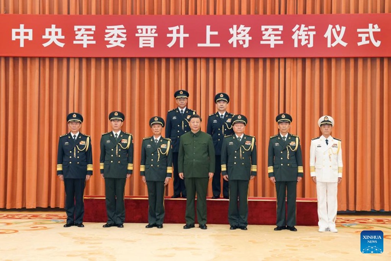 Си Цзиньпин вручил приказ о присвоении звания генерал-полковника двум офицерам НОАК