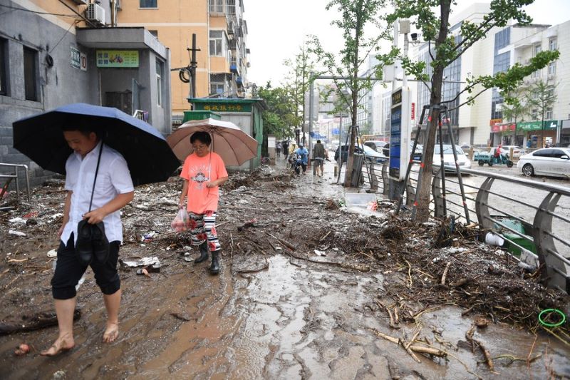11 человек погибли, еще 27 пропали без вести в результате проливных дождей в Пекине