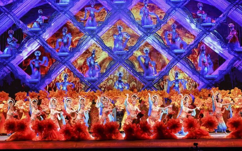 Культурные обмены в ходе международного фестиваля национальных танцев в Синьцзяне сближают разные народы