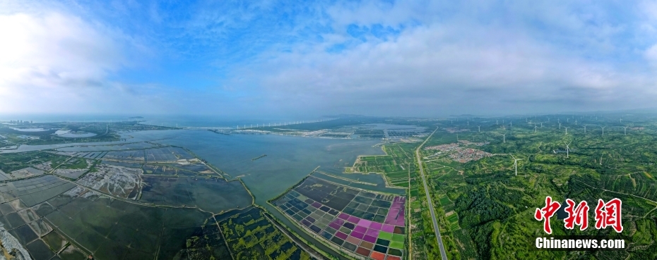 Яркая палитра соляных полей города Жунчэн