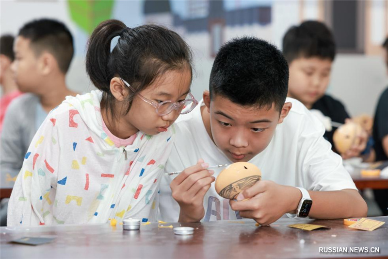 Школьники участвуют в мероприятиях "Я маленький реставратор" в музее