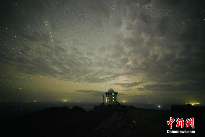 Звездопад в ночном небе над провинцией Цинхай