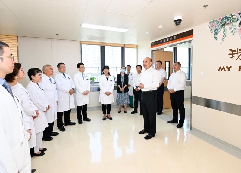 Вице-премьер Госсовета КНР призвал врачей эффективнее защищать здоровье людей