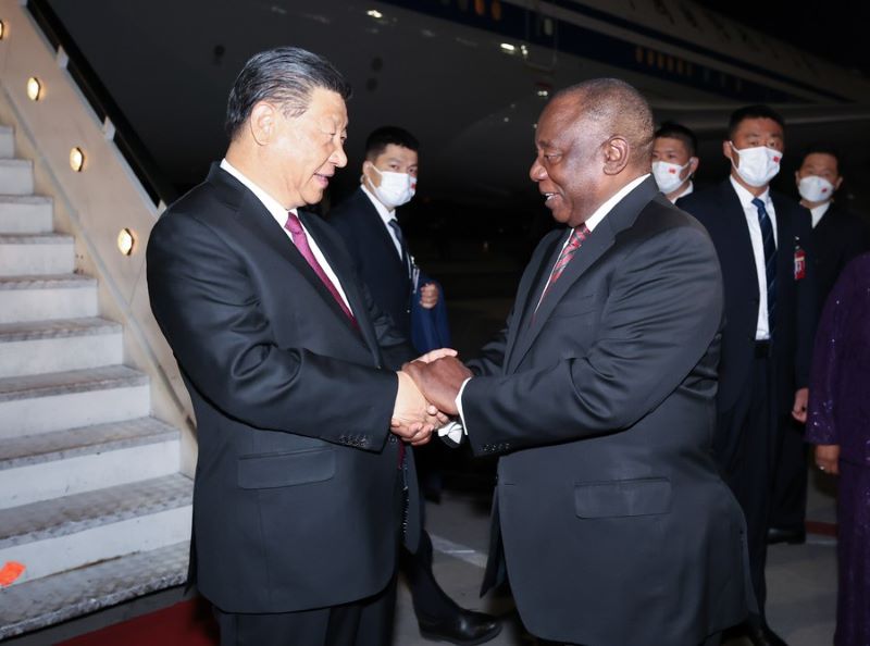 Си Цзиньпин прибыл в ЮАР с государственным визитом и для участия в 15-й встрече руководителей стран БРИКС