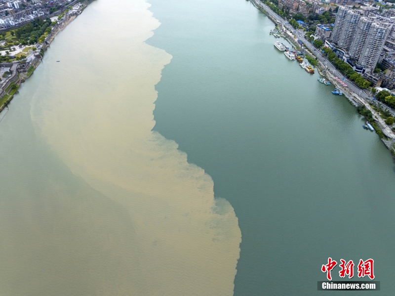Двухцветная река Ханьцзян в провинции Хубэй
