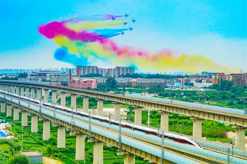 «Догонялки» самолетов с высокоскоростными поездами в городе Чанчунь