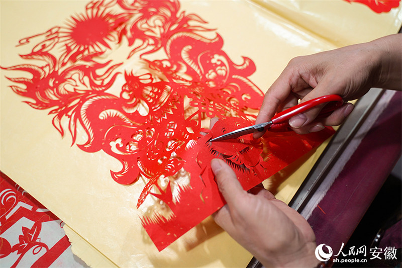Китайская художница вырезает потрясающие картины из бумаги