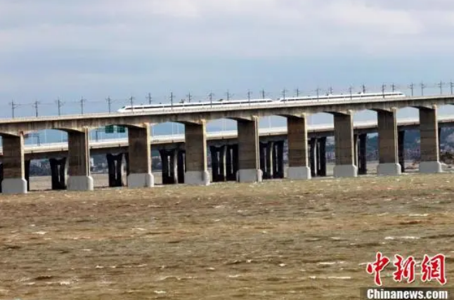 Первая в Китае ж/д линия через залив для поездов со скоростью 350 км/ч вступила в стадию эксплуатационных испытаний