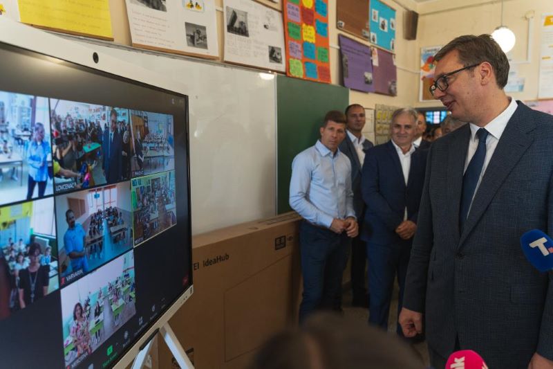 Китайская компания Huawei подарила смарт-доски сербским школам