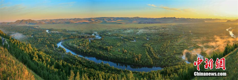 Осенние пейзажи водно-болотных угодий реки Аргунь в городском округе Хулун-Буир Внутренней Монголии