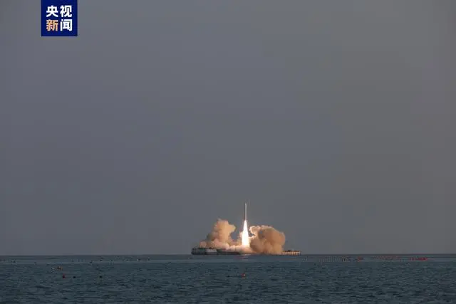 Китайская коммерческая ракета-носитель с четырьмя спутниками на борту была запущена с моря