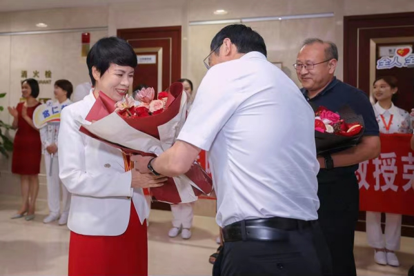 Семь китайских медсестер награждены медалью имени Флоренс Найтингейл