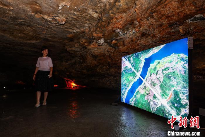 Фотовыставка в карстовой пещере в Гуйчжоу