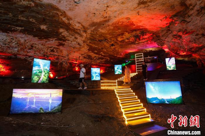 Фотовыставка в карстовой пещере в Гуйчжоу