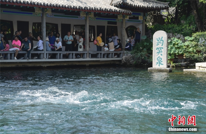 На фото: туристы у фонтанирующего источника Баоту в городе Цзинань /провинция Шаньдун, Восточный Китай/.