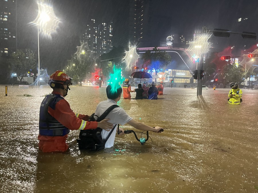 7 сентября 2023 года, пожарные эвакуируют жителей в районе Лунган города Шэньчжэнь провинции Гуандун /Южный Китай/. /Фото: Синьхуа/
