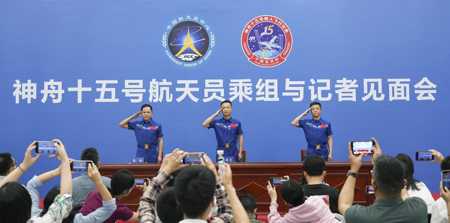 31 июля 2023 года, члены экипажа китайского пилотируемого космического корабля "Шэньчжоу-15" Фэй Цзюньлун /в центре/, Дэн Цинмин /справа/ и Чжан Лу встречаются с представителями СМИ в Пекине. /Фото: Синьхуа/