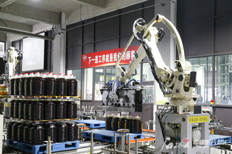 25 августа 2023 года роботы-манипуляторы на линии по производству пищевого масла компании «Айцзюй» в Сиане.