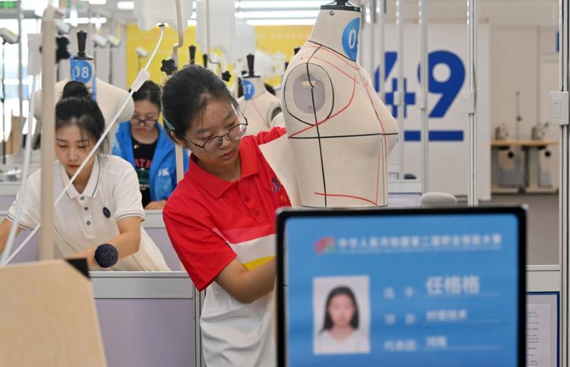 Премьер Госсовета КНР подчеркнул важность подготовки высококвалифицированной рабочей силы