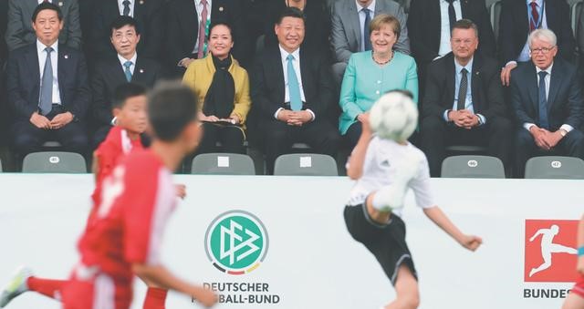 5 июля 2017 года председатель КНР Си Цзиньпин и бывший канцлер ФРГ Ангела Меркель посетили товарищеский матч молодежных сборных по футболу Китая и Германии.