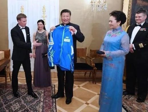 В апреле 2017 года председатель Си Цзиньпин посетил Финляндию с государственным визитом. На приветственном банкете, устроенном президентом Саули Нийнистё и его супругой, китайские и финские спортсмены-участники чемпионата мира по фигурному катанию подарили главам двух государств и их женам спортивную форму.