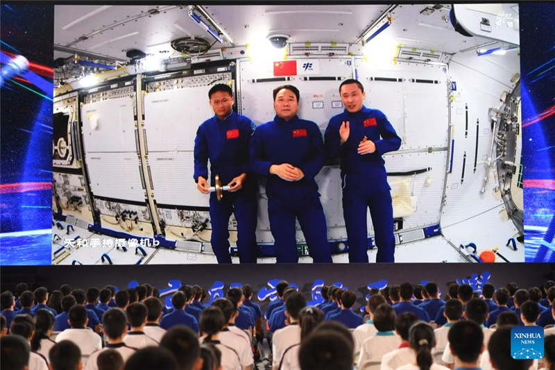 Китайские космонавты провели познавательную лекцию с космической станции
