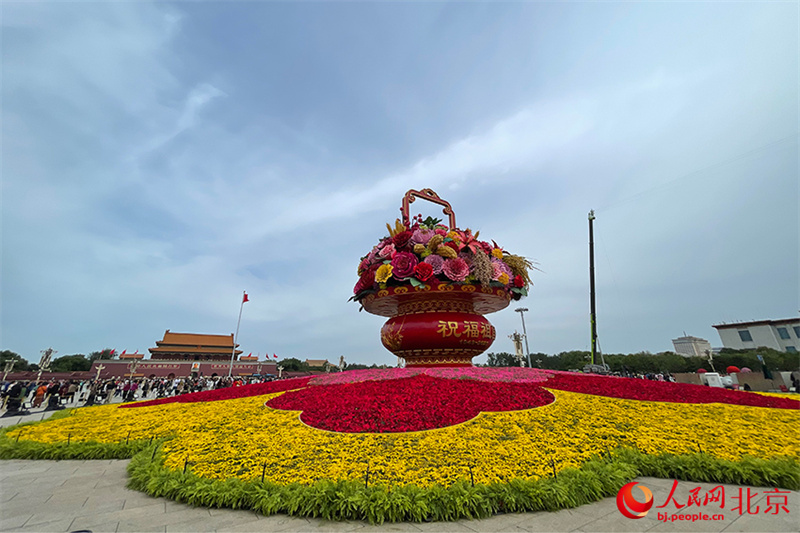 Площадь Тяньаньмэнь украшена гигантской цветочной корзиной ко Дню образования КНР