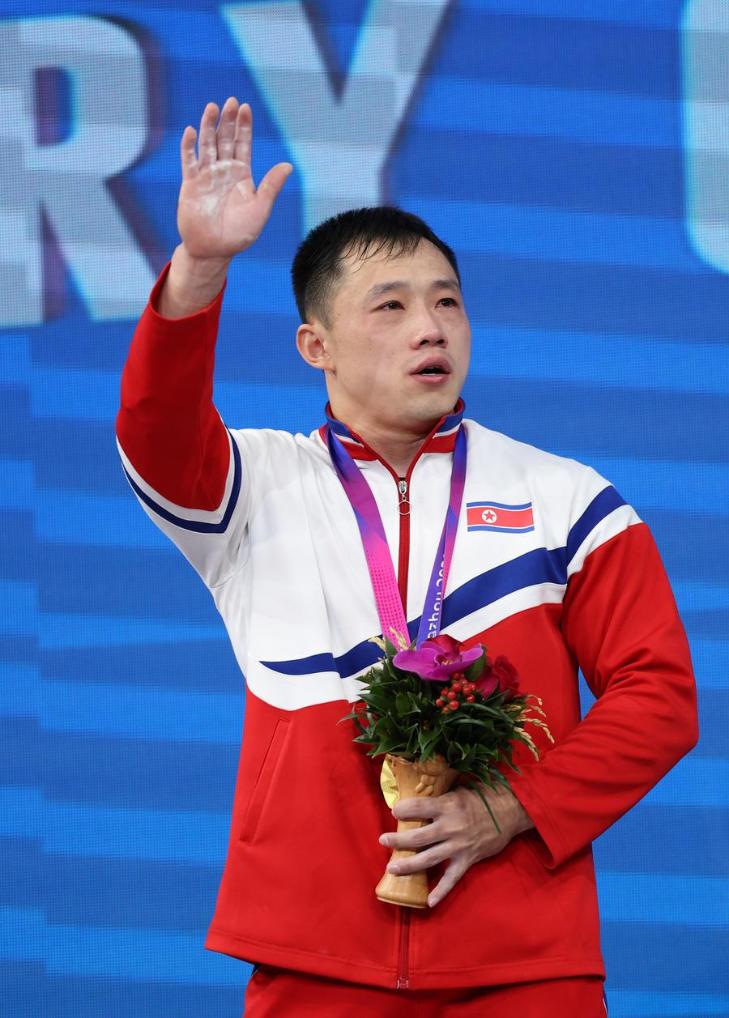 Штангист из КНДР Ри Чон Сон с двумя рекордами Азиатских игр победил в весовой категории до 81 кг на Азиаде в Ханчжоу