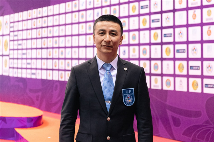 Казахстанский судья по дзюдо на Азиатских играх в Ханчжоу: высокие технологии помогают судьям фиксировать нарушения