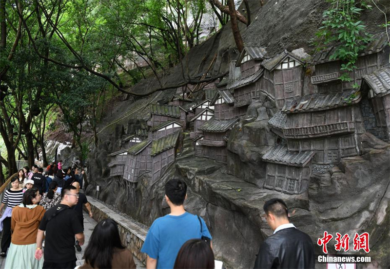 Художественные рельефы на скалах Линья в Чунцине