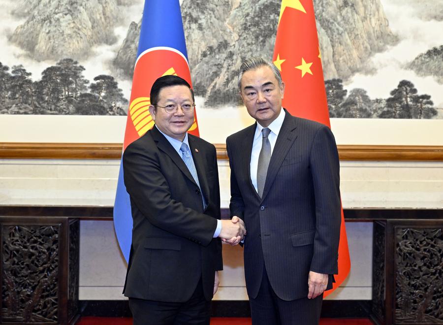 Китай и АСЕАН будут строить более тесное сообщество единой судьбы -- глава МИД КНР