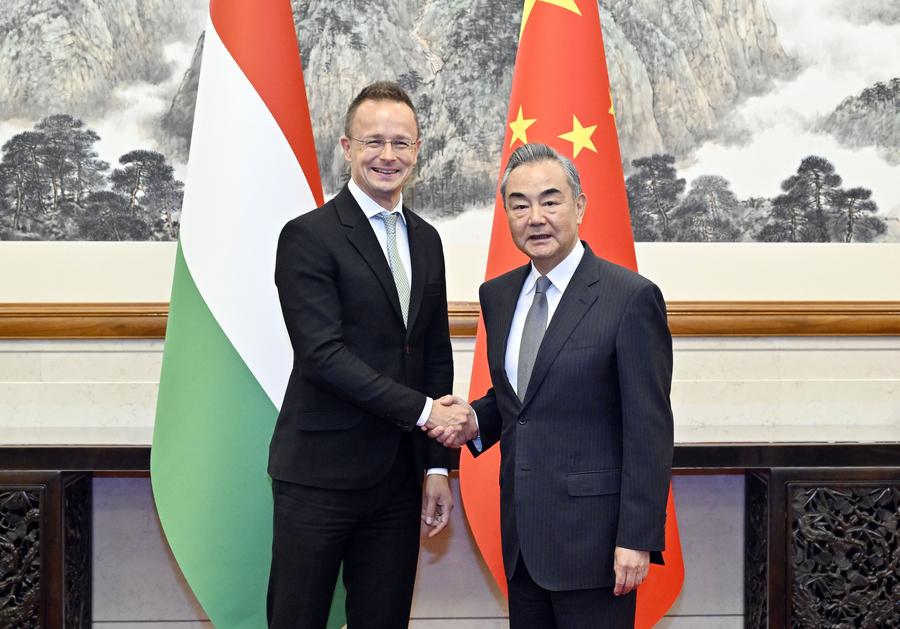 Министр иностранных дел КНР призвал к укреплению китайско-европейских связей для повышения стабильности в неспокойном мире