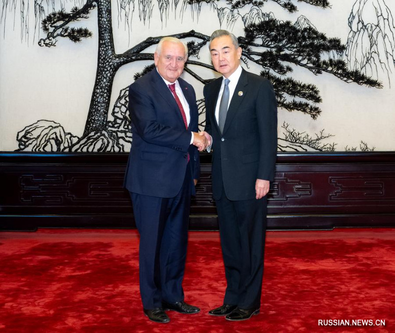 Глава МИД КНР провел встречу с бывшим премьер-министром Франции