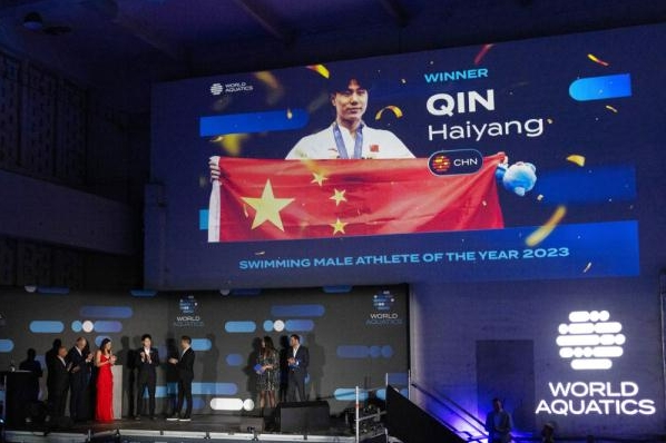 Китайский спортсмен Цинь Хайян стал лучшим пловцом года по версии ФИНА