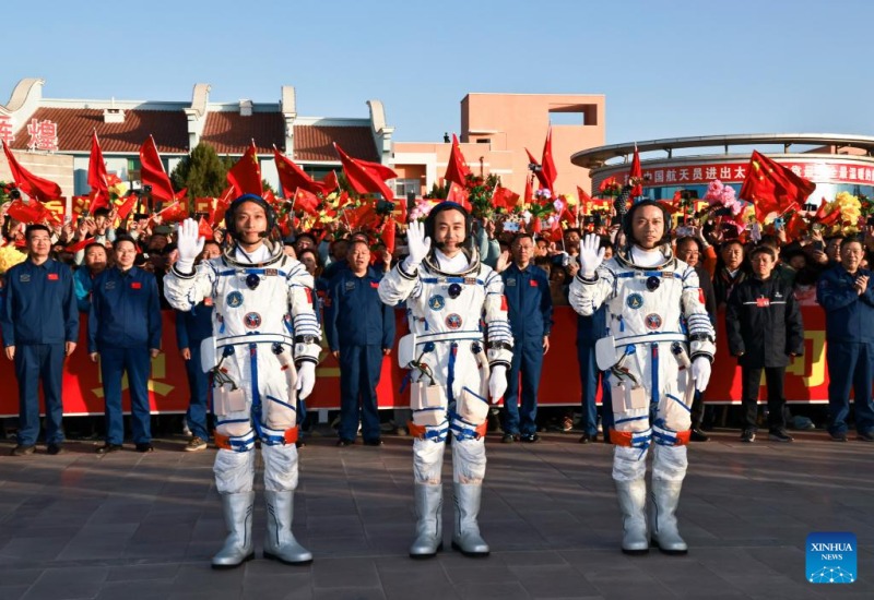 Состоялась церемония проводов китайских космонавтов, выполняющих миссию "Шэньчжоу-17"