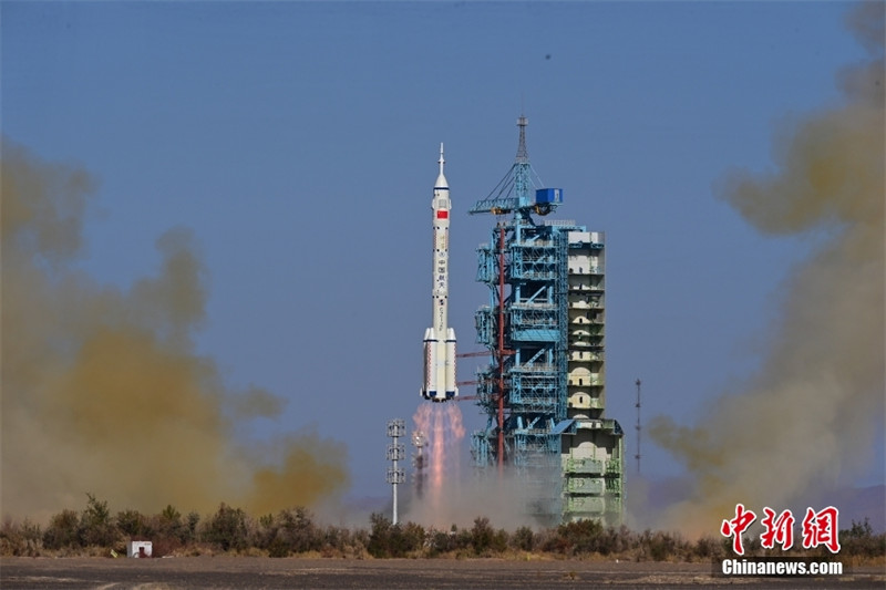 Китай запустил пилотируемый космический корабль "Шэньчжоу-17"