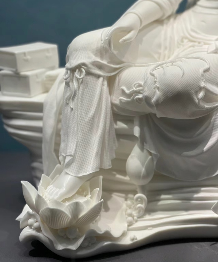В китайском уезде Дэхуа изготавливают элегантные изделия из белого фарфора