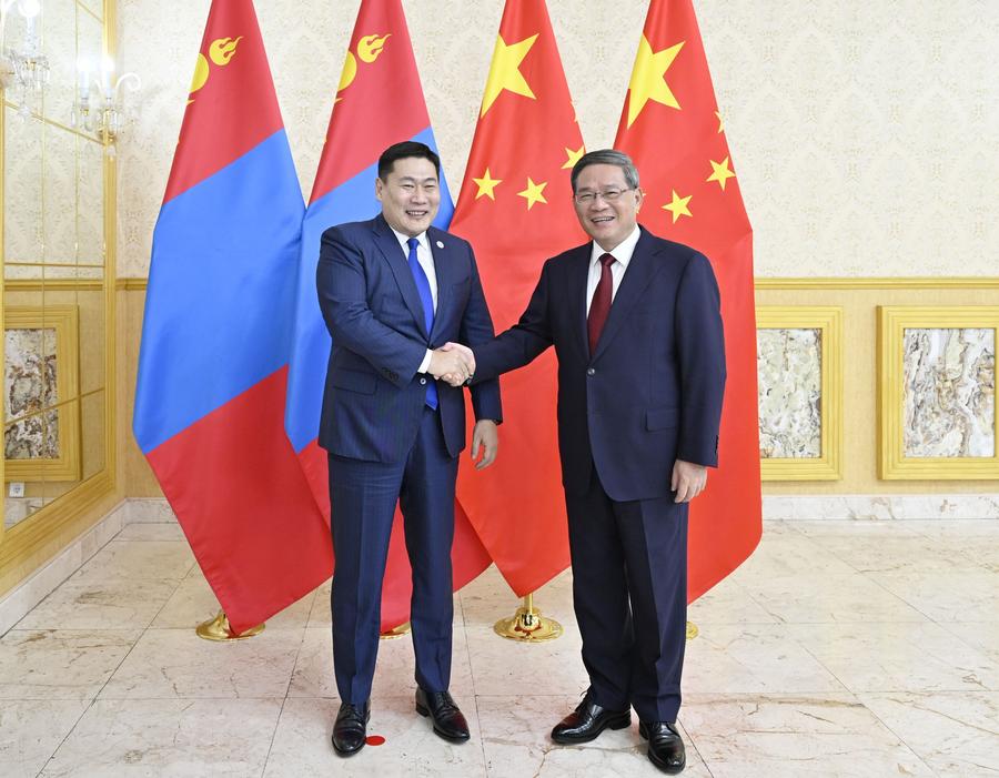26 октября, Бишкек, встреча глав правительств Китая и Монголии Ли Цяна и Л. Оюун-Эрдэнэ. /Фото: Синьхуа/