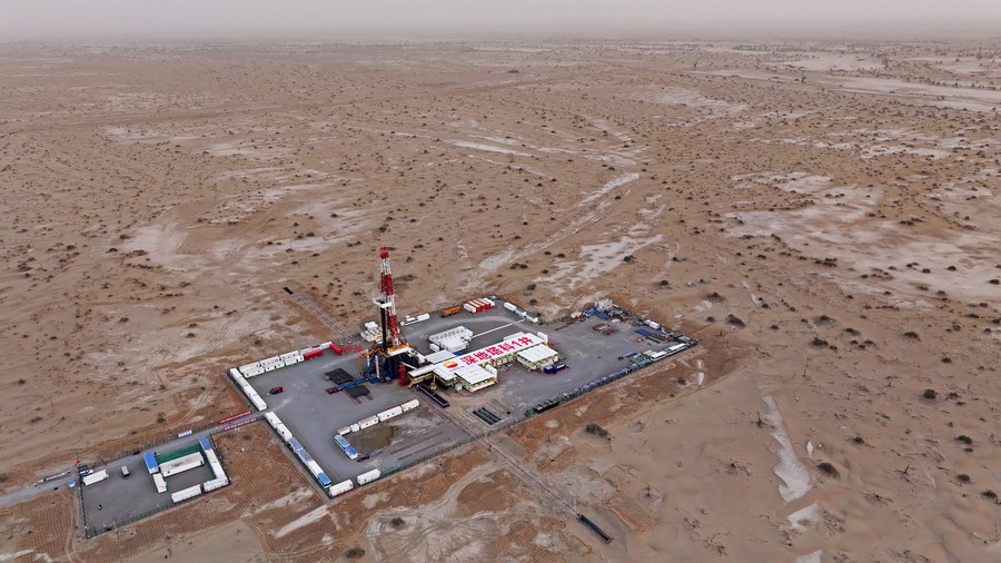 21 августа 2023 года, проект по бурению научно-разведочной скважины глубиной более 10 тыс. метров в пустыне Такла-Макан на территории Таримской впадины, расположенной в Синьцзян-Уйгурском автономном районе на северо-западе Китая. /Фото: Синьхуа/