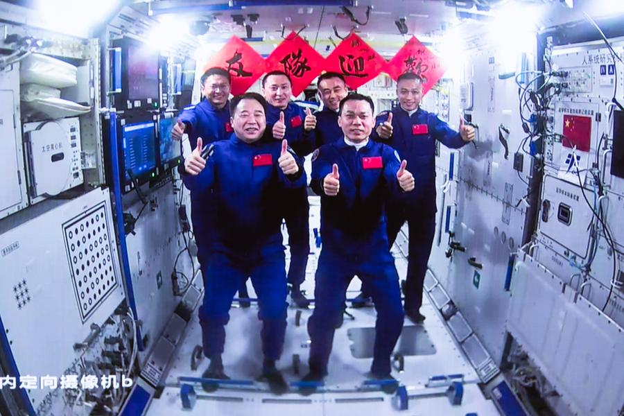 Экипаж китайского космического корабля "Шэньчжоу-16" готов к возвращению на Землю после передачи управления космической станцией