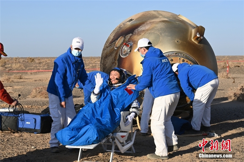 Члены экипажа космического корабля "Шэньчжоу-16" чувствуют себя хорошо