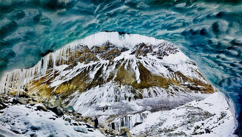 Удивительная ледяная пещера в Тибете Китая