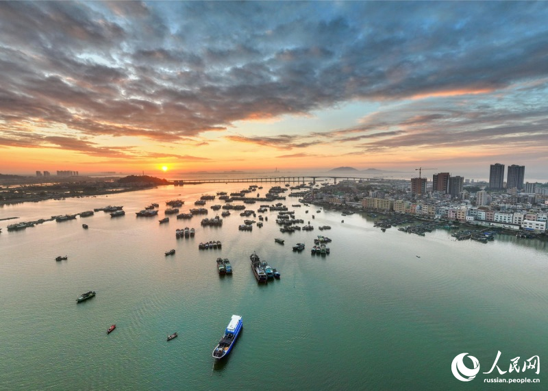 Оживленный порт Бохэ в Южном Китае