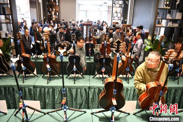 Более 500 первоклассных гитар хранятся в музее гитар провинции Сычуань